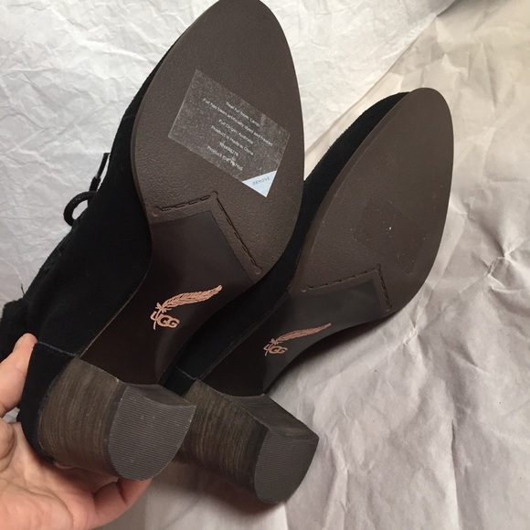 UGG NEW BLACK SUEDE BOOTIS SZ-8 - Picture 7 of 8